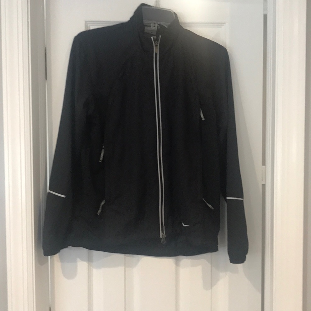 Nike woman’s light jacket size small (4-6)
